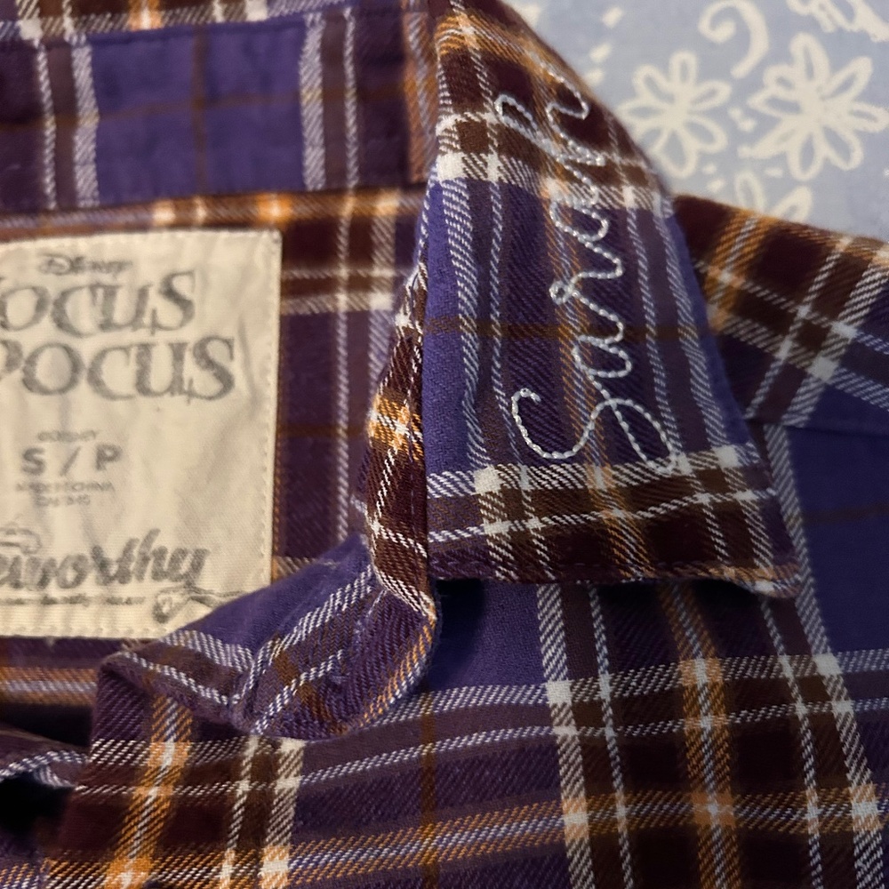 cakeworthy Hocus Pocus Sarah Purple Flannel Button Down Size S Disney ~ Fall! - Picture 4 of 4